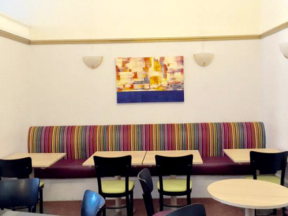 Bluebells Hotel offers a place to eat