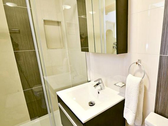 A bathroom at Kings Cross Inn Hotel
