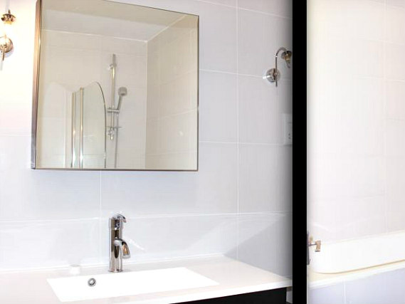 A bathroom at King Solomon Hotel London