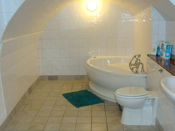 A typical bathroom at Montana Hotel London
