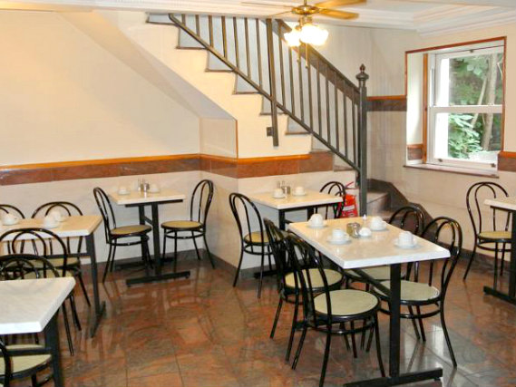 Carlton Hotel London offers a place to eat