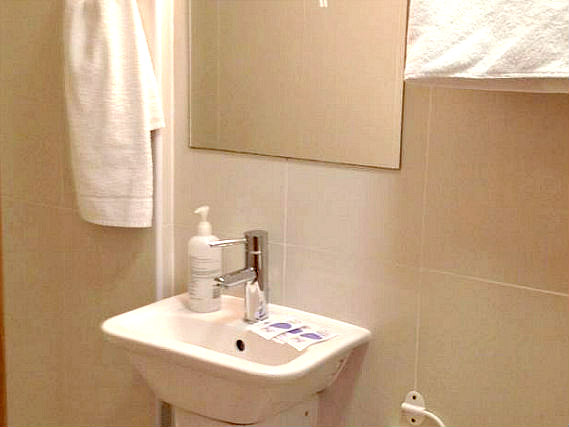 A bathroom at Glendale Hyde Park Hotel