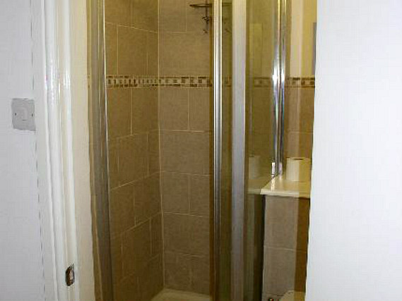 A typical bathroom at Amhurst Hotel