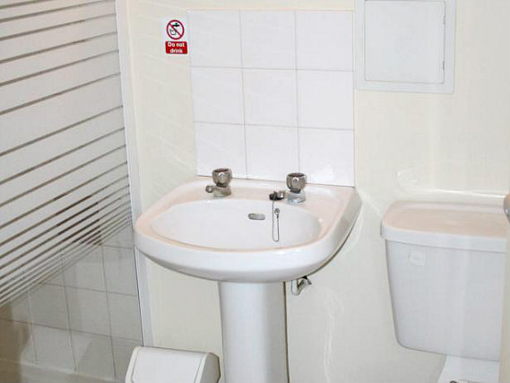 A bathroom at Bankside House