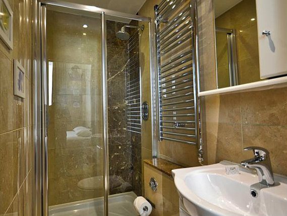 An example of a bathroom at Hyde Park Apartments