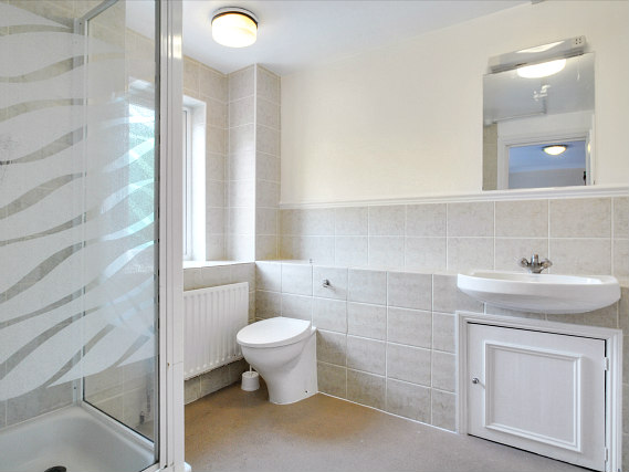 A bathroom at Access Apartments Maida Vale South