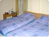 A typical twin ensuite room at Commongate Hotel