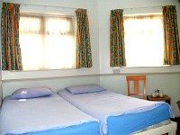 A tastefully decorated twin room at the Commongate Hotel