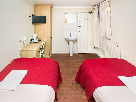A room at Fairway Hotel London