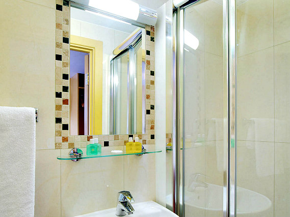A bathroom at Craven Hotel