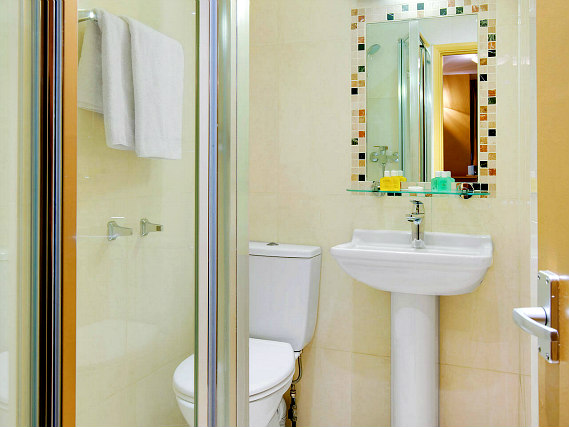 An example of a bathroom at Craven Hotel
