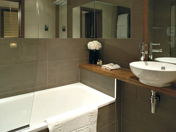 A bathroom at Best Western Maitrise Suites