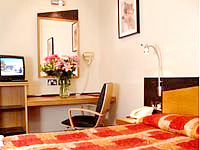 A double room at Comfort Inn Buckingham Palace Road