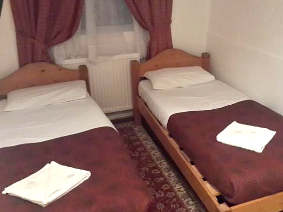 The London Paddington Hotel has twin rooms
