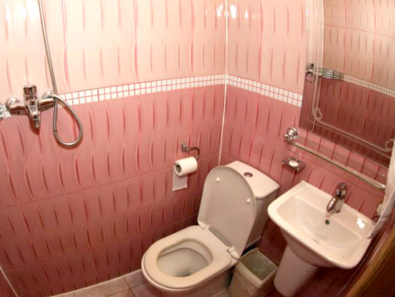 A bathroom at Holland Inn Hotel