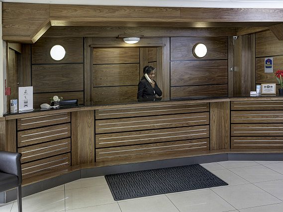 There is a 24-hour reception at Best Western Gatwick Skylane Hotel