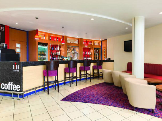 Secret 3 Star Hotel North London has a bar area