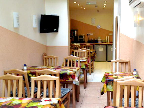 Kensington Suite Hotel offers a place to eat