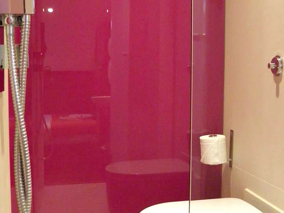 A typical bathroom at California Hotel London