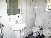 A typical Bathroom at Melbourne House Hotel