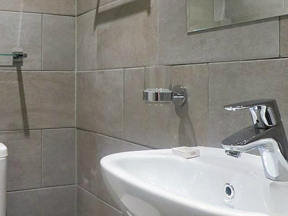 A typical bathroom at Central Hotel London