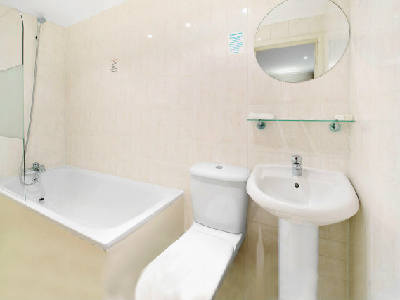 A typical bathroom at Queens Park Hotel