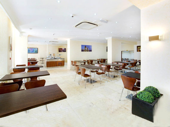 Queens Park Hotel has breakfast facilities