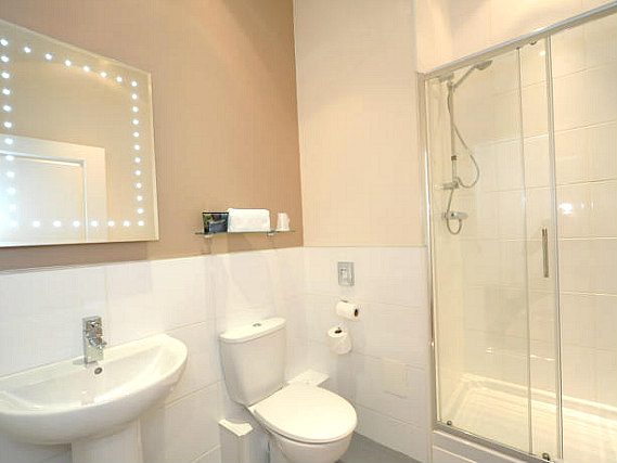 An example of a bathroom at Raglan Hotel