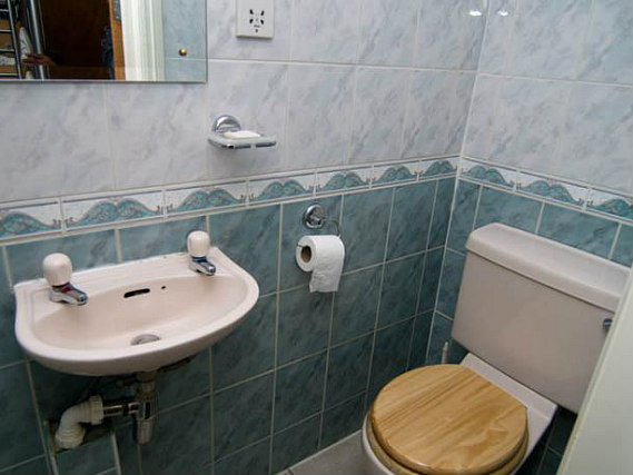 A bathroom at Normandie Hotel London