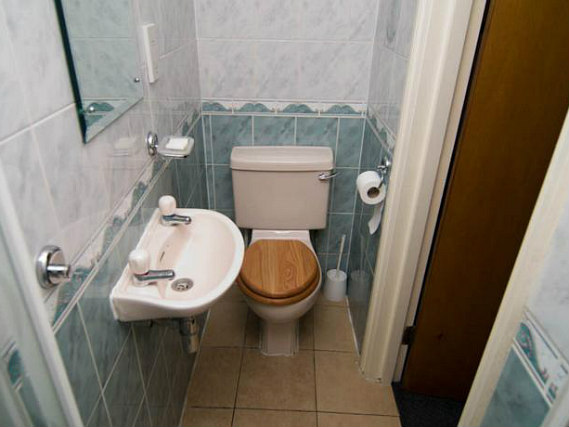 An example of a bathroom at Normandie Hotel London
