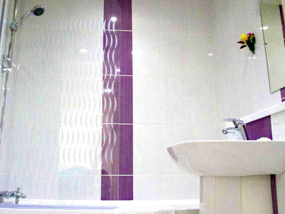 Bathroom at Best Western Queens Crystal Palace Hotel