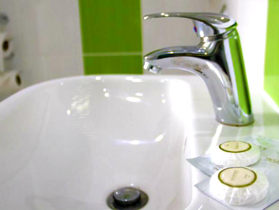 Bathroom at Best Western Queens Crystal Palace Hotel