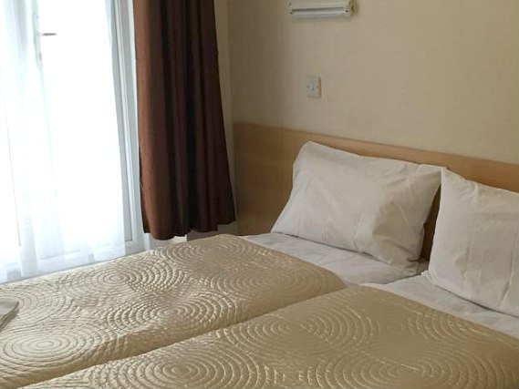 Romanos Hotel London offers WiFi