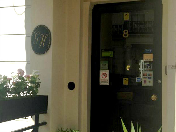 The exterior of Glendale Hyde Park Hotel