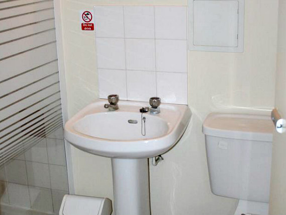 A bathroom at Bankside Apartments TopFloor!