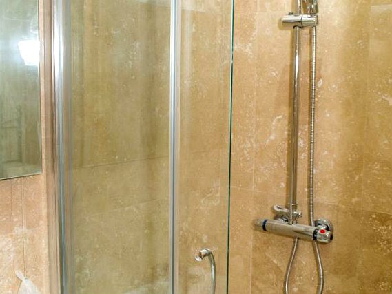 A bathroom at Fountain Hotel London