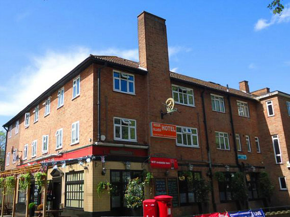 You'll be close to Elephant & Castle Train Station when you stay at Hour Glass Hotel