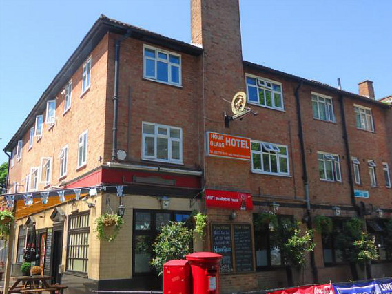 You'll be close to Elephant & Castle Train Station when you stay at Hour Glass Hotel