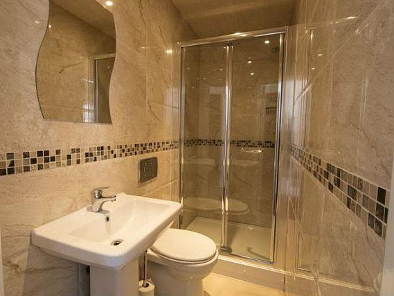 A bathroom at Royal London Hotel