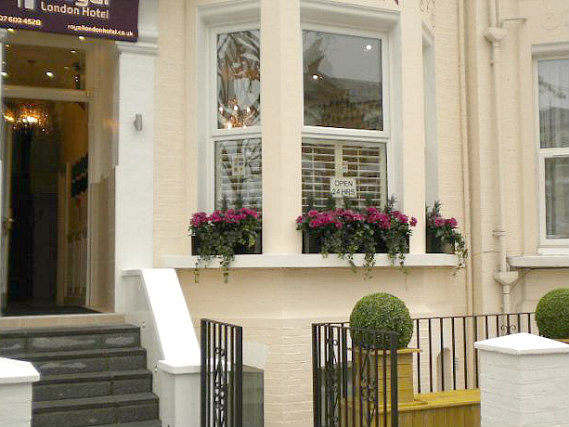 The outside of Royal London Hotel