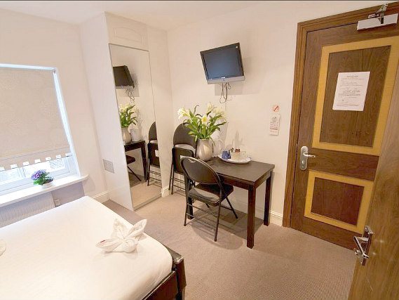 Relax in your room at Hotel 43 London
