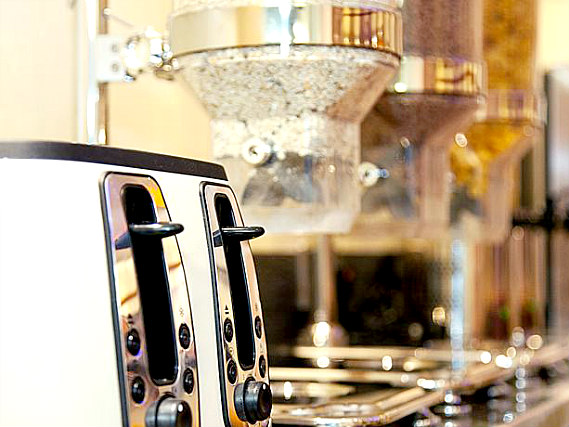 Vegas Hotel London has breakfast facilities