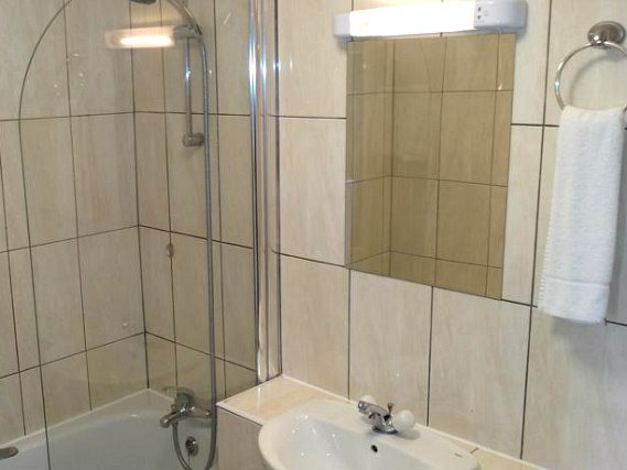 A typical bathroom at West Cromwell Hotel