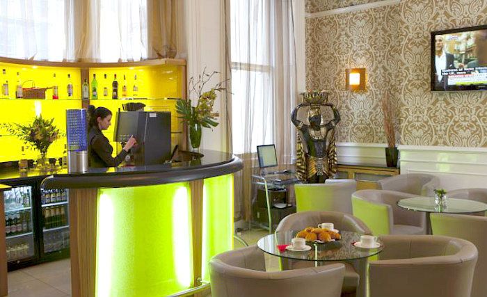 Best Western Paddington Court Suites has a bar area