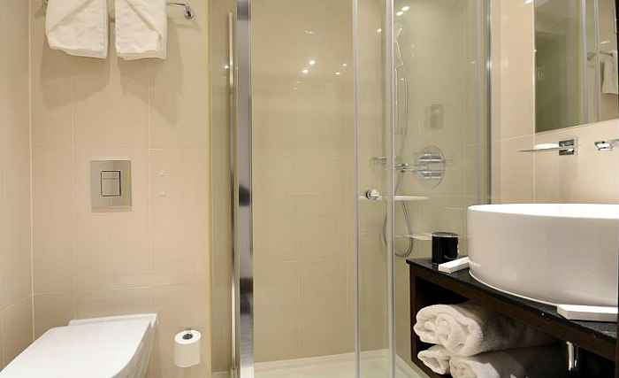 A bathroom at Best Western Paddington Court Suites