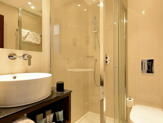 An example of a bathroom at Best Western Paddington Court Suites