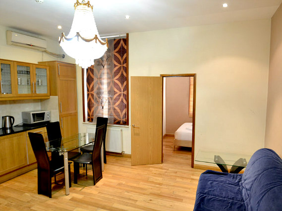 A place to eat at Hyde Park Suites
