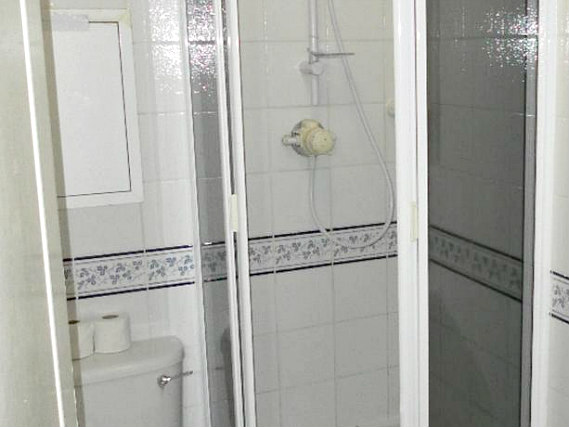 A bathroom at Access Apartments Marble Arch