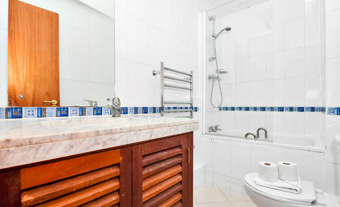 A typical bathroom at Access Apartments Paddington