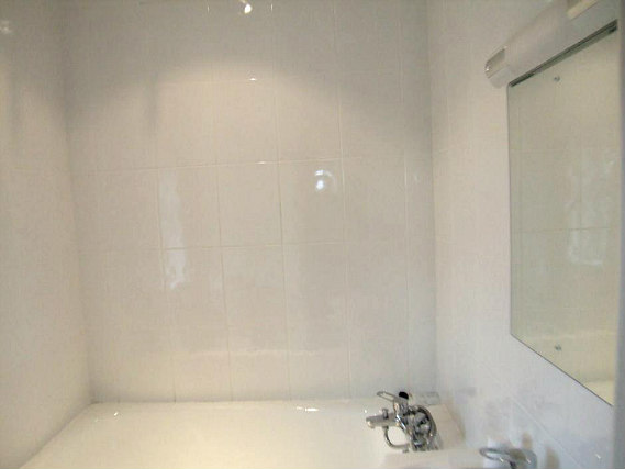 A typical bathroom at Grove Hill Hotel